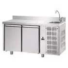 TABLE RÉFRIGÉRÉE AVEC DOSSERET EN ACIER INOX AISI 304 - VENTILÉE - Mod. UG02MGNLAL - PLAN DE TRAVAIL AVEC ÉVIER INTÉGRÉ - VENTILÉE - GASTRONORM 1/1 - N. 2 PORTES - TEMPÉRATURE 0°/+10°C - Dim. cm. 142x70xh115/120 - Norme CE