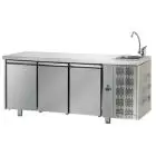 TABLE RÉFRIGÉRÉE EN ACIER INOX AISI 304 - Mod.  UG03MGNL - PLAN DE TRAVAIL AVEC ÉVIER INTÉGRÉ - VENTILÉE - GASTRONORM 1/1 - N. 3 PORTES - TEMPÉRATURE 0°/+10°C - Dim. 187x70xh115/120 cm Norme CE