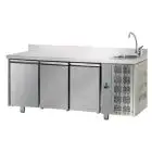 TABLE RÉFRIGÉRÉE AVEC DOSSERET EN ACIER INOX AISI 304 - Mod. UG03MGNLAL - PLAN DE TRAVAIL AVEC ÉVIER INTÉGRÉ - VENTILÉE - GASTRONORM 1/1 - N. 3 PORTES - TEMPÉRATURE 0°/+10°C - Dim. 187x70xh115/120 cm Norme CE