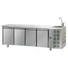TABLE RÉFRIGÉRÉE EN ACIER INOX AISI 304 - Mod. UG04MGNL - PLAN DE TRAVAIL AVEC ÉVIER INTÉGRÉ - VENTILÉE - GASTRONORM 1/1 - N. 4 PORTES - TEMPÉRATURE 0°/+10°C - Dim. 232x70xh115/120 cm - Norme CE