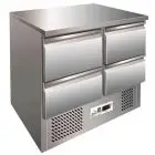 SALADETTE ET TABLE RÉFRIGÉRÉE EN ACIER INOX AISI 304 - Mod. G-S901-4D - STATIQUE - N. 4 tiroirs - Température +2°/+8°C - Dim. cm 90 x 70 x 85 - Norme CE