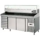 COMPTOIR RÉFRIGÉRÉ À PIZZA EN ACIER INOX - ÉQUIPÉ DE VITRINE À INGRÉDIENTS GN 1/3 - POUR BACS À PIZZA cm 60 x 40 x 7 H - VENTILÉ - Mod. AK2612TN38 - N. 2 PORTES RÉFRIGÉRÉES+ 1 ARMOIRE À TIROIR NEUTRE, N. 7 TIROIRS - TEMPÉRATURE -2°/+8°C - Dim. cm. L 202,5