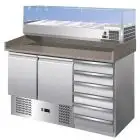 COMPTOIR RÉFRIGÉRÉ À PIZZA EN ACIER INOX AISI 201 - GASTRONORM 1/1 (53x32,5cm) - STATIQUE - Mod. G-S903PZCAS/14033V FC - VITRINE À INGRÉDIENTS - N. 2 PORTES RÉFRIGÉRÉE + 6 TIROIRS NEUTRES - Température +2°/+8°C - Dim. 142x70x145,5 cm - Norme CE