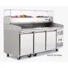 TABLE RÉFRIGÉRÉE / COMPTOIR À PIZZA EN ACIER INOX - Mod. EPF3485GR/33 - CLASSE ÉNERGÉTIQUE B - AVEC VITRINE PORTE-INGRÉDIENTS GN 1/4 - POUR BACS À PÂTONS 60 x 40 cm - FROID VENTILÉ - 3 PORTES - TEMPÉRATURE -2°/+8°C - Dim. L 201 x P 80 x h 143,5 cm - Norme