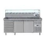 COMPTOIR RÉFRIGÉRÉ À PIZZA EN ACIER INOX - AVEC VITRINE À INGRÉDIENTS - POUR BACS À PIZZA 60x40 cm - VENTILÉ - Mod DB2610TN38  - N 2 portes + 1 Meublé à tiroirs neutre - N 7 tiroirs - Température -2°/+8°C - Dimensions 202,5x80x143,5 cm
