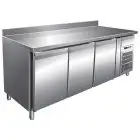 TABLE RÉFRIGÉRÉE AVEC DOSSERET EN ACIER INOX AISI 304 - VENTILÉ - Mod. G-GN3200BT - GASTRONORM 1/1 ( 53x32,5cm) - CAPACITÉ BRUTE ' 417 Lt - N. 3 PORTES - Température -18º/-22ºC - Dim. 179,5x70x96 cm - Norme CE