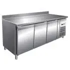TABLE RÉFRIGÉRÉE AVEC DOSSERET EN ACIER INOX AISI 304 - VENTILÉ - Mod. G-GN3200TN - GASTRONORM 1/1 ( 53x32,5 cm) - CAPACITÉ BRUTE  417 Lt - N. 3 PORTES - Température -2°/+8°C - Dim. 179,5x70x96 cm - Norme CE