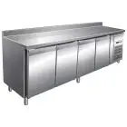 TABLE RÉFRIGÉRÉE AVEC DOSSERET EN ACIER INOX AISI 304 - VENTILÉ - Mod. G-GN4200BT - GASTRONORM 1/1 ( 53x32,5cm) - CAPACITÉ BRUTE ' 553 Lt - N. 4 PORTES - Température -18º/-22ºC - Dim. 223x70x96 cm - Norme CE