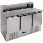 Saladette et comptoir réfrigérée à pizza en acier inox AISI 201 - Mod G-PS903-FC - Gastronorm 1/1 (53 x 32,5 cm) - Statique - N 3portes réfrigérées - Température +2°/+8°C - Dimensions cm L 136,5 x P 70 x 102 H