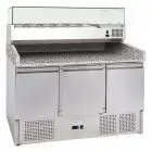 COMPTOIR RÉFRIGÉRÉ À PIZZA EN ACIER INOX AISI 201 - GASTRONORM 1/1 ( 53x32,5cm) - STATIQUE - Mod. G-S903PZ33 FC - N. 3 portes réfrigérées - Température +2°/+8°C - Dim. 140x70x145,5 cm - Norme CE