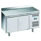 Table réfrigérée avec dosseret en acier inox AISI 201 - Mod M-GN2200TN-FC - Gastronorm 1/1 (53 x 32,5 cm) - Ventilé - Capacité brute 282 Lt - N 2 portes - Température +2°/+8°C - Dimensions cm L 136 x P 70 x 95 H