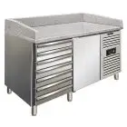 COMPTOIR RÉFRIGÉRÉ À PIZZA EN ACIER INOX - POUR BACS À PÂTONS 60x40 cm - FROID VENTILÉ - Mod PZF01C - 1 PORTE RÉFRIGÉRÉE + 1 BLOC NEUTRE DE 7 TIROIRS - TEMPÉRATURE +2°/+8°C - Dim L 151,5 X P 80 X h 100 cm
