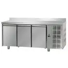 TABLE RÉFRIGÉRÉE AVEC DOSSERET EN ACIER INOX AISI 304 - VENTILÉE  - Mod. UG03MGNAL - GASTRONORM 1/1 - N. 3 PORTES - TEMPÉRATURE 0°/+10°C - Dim. cm. 187x70x95/102 - Norme CE