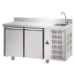 TABLE RÉFRIGÉRÉE AVEC DOSSERET EN ACIER INOX AISI 304 - VENTILÉE - Mod. UG02MGNLAL - PLAN DE TRAVAIL AVEC ÉVIER INTÉGRÉ - VENTILÉE - GASTRONORM 1/1 - N. 2 PORTES - TEMPÉRATURE 0°/+10°C - Dim. cm. 142x70xh115/120 - Norme CE