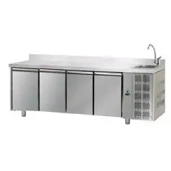 TABLE RÉFRIGÉRÉE AVEC DOSSERET EN ACIER INOX AISI 304 - Mod. UG04MGNLAL - PLAN DE TRAVAIL AVEC ÉVIER INTÉGRÉ - VENTILÉE - GASTRONORM 1/1 - N. 4 PORTES - TEMPÉRATURE 0°/+10°C - Dim. 232x70xh115/120 cm - Norme CE
