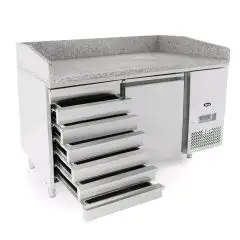 COMPTOIR À PIZZA RÉFRIGÉRÉ EN ACIER INOXYDABLE - Mod. FQG4511 - POUR LES CONTENANTS À PIZZA cm 60x40 - VENTILÉS - N. 1 PORTE - N. 7 TIROIRS NEUTRES cm 60x40 - Température 0°/+8°C - Taille cm. L 151 x P 80 x h 100/160 - Norme CE