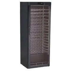 PRÉSENTOIR RÉFRIGÉRÉ À VIN - Mod. G-BJ408 - Capacité bouteilles : 96 de 0,75 L - Température différenciée selon les clayettes - Température +5/+18 °C - Puissance 112 W - Alimentation monophasée 230V/1/50Hz - Dimensions L 60 x P 60,3 x 186 h cm - Norme CE