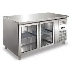 TABLE RÉFRIGÉRÉE EN ACIER INOX AISI 304 - VENTILÉE - Mod ECZ2100TNG - GASTRONORM 1/1 (cm 53 x 32,5) - 2 PORTES EN VERRE - CAPACITÉ Lt 314 - TEMPÉRATURE -2°/+8°C - DIMENSIONS cm L 136 x P 70 x H 86 - Norme CE