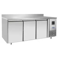TABLE RÉFRIGÉRÉE AVEC DOSSERET EN ACIER INOX - FROID VENTILÉ - Mod.EPF3432GR-SB-304T - GASTRONORM 1/1 (53 x 32,5 cm) - 3 PORTES - CAPACITÉ 420 L - TEMPÉRATURE -2°/+8°C - Dim. L 179,5 x P 70 x h 95 cm - Norme CE