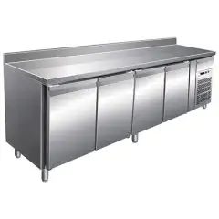 TABLE RÉFRIGÉRÉE AVEC DOSSERET EN ACIER INOX AISI 304 - VENTILÉ - Mod. G-GN4200TN - GASTRONORM 1/1 ( 53x32,5 cm) - CAPACITÉ BRUTE 553 Lt - N. 4 PORTES - Température -2°/+8°C - Dim. 223x70x96 cm - Norme CE