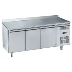TABLE RÉFRIGÉRÉE AVEC DOSSERET EN ACIER INOX AISI 201 - POUR SNACK - VENTILÉ - Mod. G-SNACK3200TN-FC - CAPACITÉ BRUTE 239 Lt - N. 3 PORTES - Température -2°/+8°C - Dim. 179,5x60x95 cm - Norme CE