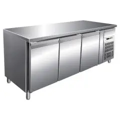 TABLE RÉFRIGÉRÉE EN ACIER INOX AISI 304 - VENTILÉ - Mod. G-GN3100TN - GASTRONORM 1/1 ( 53x32,5 cm) - CAPACITÉ BRUTE  417 Lt - N. 3 PORTES - Température -2°/+8°C - Dim. 179,5x70x86 cm - Norme CE