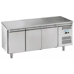 Table réfrigérée en acier inox AISI 201 - Mod M-GN3100TN-FC - Gastronorm 1/1 (53 x 32,5 cm) - Ventilé - Capacité brute 417 Lt - N 3 portes - Température +2°/+8°C - Dimensions cm L 179,5 x P 70 x 85 H