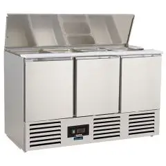 Table saladette r&eacute;frig&eacute;r&eacute;e mod&egrave;le SALADETTE SF 903 BC, temp&eacute;rature +2&deg;C / +8&deg;C, capacit&eacute; brute 400 Lt, dimensions ext&eacute;rieures 1365 x 700 x 870 mm.