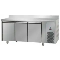 TABLE RÉFRIGÉRÉE AVEC DOSSERET EN ACIER INOX AISI 304 - VENTILÉE  - Mod. UG03MBTAL - GASTRONORM 1/1 - N. 3 PORTES - TEMPÉRATURE -18°/-22°C - Dim. cm 187x71,5xh95/102 - Norme CE