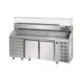 COMPTOIR RÉFRIGÉRÉ À PIZZA EN ACIER INOX AISI 304 - Mod. QA03MC6VR - POUR BACS À PIZZA cm 60x40 - VITRINE POUR  RÉCIPIENTS  GN 1/4 cm 26,5X16,2 - VENTILÉE - N. 2 PORTES - N. 6 TIROIRS NEUTRES - TEMPÉRATURE 0°/+10°C - Dim. cm. 216x80x149/156 - Norme CE