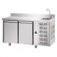 TABLE RÉFRIGÉRÉE AVEC DOSSERET EN ACIER INOX AISI 304 - VENTILÉE - Mod. UG02MGNLAL - PLAN DE TRAVAIL AVEC ÉVIER INTÉGRÉ - VENTILÉE - GASTRONORM 1/1 - N. 2 PORTES - TEMPÉRATURE 0°/+10°C - Dim. cm. 142x70xh115/120 - Norme CE