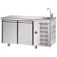 TABLE RÉFRIGÉRÉE EN ACIER INOX AISI 304 - VENTILÉE  - Mod. UG02MGNL -PLAN DE TRAVAIL AVEC ÉVIER INTÉGRÉ - VENTILÉE - GASTRONORM 1/1 - N. 2 PORTES - TEMPÉRATURE 0°/+10°C - Dim. cm. 142x70xh115/120 - Norme CE
