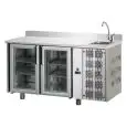 TABLE RÉFRIGÉRÉE AVEC DOSSERET EN ACIER INOX AISI 304 - Mod. UG02MPVLAL - PLAN DE TRAVAIL AVEC ÉVIER INTÉGRÉ - VENTILÉE - GASTRONORM 1/1 - N. 2 PORTES EN VERRE - TEMPÉRATURE 0°/+10°C - Dim. cm. 142x70xh115/120 - Norme CE