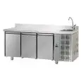 TABLE RÉFRIGÉRÉE AVEC DOSSERET EN ACIER INOX AISI 304 - Mod. UG03MGNLAL - PLAN DE TRAVAIL AVEC ÉVIER INTÉGRÉ - VENTILÉE - GASTRONORM 1/1 - N. 3 PORTES - TEMPÉRATURE 0°/+10°C - Dim. 187x70xh115/120 cm Norme CE