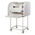 MACHINE À BAGUETTES Mod. ITP700 - Structure en acier peint - Baguette longueur cm 70 - Pièces de production/heure 1500 - Alimentation 220/400V 50/60Hz (MONOPHASÉ ou TRIPHASÉ) - Puissance Kw 0,55 - Dimensions cm L 103 x P 88 x 148 H - NORME CE