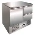 SALADETTE ET TABLE RÉFRIGÉRÉE EN ACIER INOX AISI 304 - GASTRONORM 1/1 ( 53x32,5 cm) - STATIQUE - Mod. G-S901-2D - N. 1 porte réfrigéré + N. 2 Tiroirs - Température +2°/+8°C - Dim. 90x70x85 cm - Norme CE