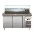 COMPTOIR RÉFRIGÉRÉ À PIZZA EN ACIER INOX AISI 304 - AVEC VITRINE À INGRÉDIENTS - POUR BACS À PIZZA 60x40  cm - VENTILÉ - Mod. G-PZ2600TN38 - N. 2 portes - Temperature +2°/+8°C - Dim. 151x80x144,5 cm - Norme CE