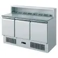 SALADETTE ET COMPTOIR RÉFRIGÉRÉ À PIZZA - Mod. AK943P - STATIQUE - GASTRONORM 1/1 (cm 53x32,5) - PLAN DE TRAVAIL EN GRANIT - DOSSERET EN ACIER INOX POUR N. 8 CUVES GN 1/6 (cm 17,6x16,2) - N. 3 PORTES RÉFRIGÉRÉES- TEMPÉRATURE +2°/+8°C - Dim. cm L 136,5 x P
