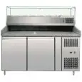 COMPTOIR RÉFRIGÉRÉ À PIZZA EN ACIER INOX - ÉQUIPÉ DE VITRINE À INGRÉDIENTS GN 1/4 - POUR BACS À PIZZA cm 60 x 40 x 7 H - VENTILÉ - Mod. AK2602TN33 - N. 2 PORTES RÉFRIGÉRÉES - TEMPÉRATURE -2°/+8°C - Dim. cm. L 151 x P 80 x h 148,5 - Norme CE
