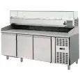 COMPTOIR RÉFRIGÉRÉ À PIZZA EN ACIER INOX - ÉQUIPÉ DE VITRINE À INGRÉDIENTS GN 1/4 - POUR BACS À PIZZA cm 60 x 40 x 7 H - VENTILÉ  - Mod. AK3602TN33 - N. 3 PORTES RÉFRIGÉRÉES - TEMPÉRATURE -2°/+8°C - Dim. cm. L 202 x P 80 x h 148,5 - Norme CE