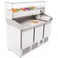 TABLE RÉFRIGÉRÉE / COMPTOIR À PIZZA TN EN ACIER INOX - GASTRONORM 1/1 (53 x 32,5 cm) - FROID VENTILÉ - Mod. ESL3852GR/33 - AVEC VITRINE PORTE-INGRÉDIENTS GN 1/4 - 3 PORTES RÉFRIGÉRÉES - TEMPÉRATURE -2°/+8°C - Dimensions L 136,5 x P 70 x h 143,5 cm - Norme