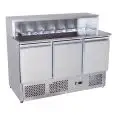 SALADETTE RÉFRIGÉRÉE / COMPTOIR À PIZZA - Mod. ESL3854GR - FROID STATIQUE - GASTRONORM 1/1 (53x32,5 cm) - PLAN DE TRAVAIL EN GRANIT - DOSSERET EN ACIER INOX POUR 7 BACS GN 1/6 (17,6x16,2 cm) - 3 PORTES RÉFRIGÉRÉES - TEMPÉRATURE -2°/+8°C - Dim. L 136,5 x P