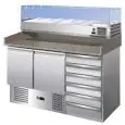 COMPTOIR RÉFRIGÉRÉ À PIZZA EN ACIER INOX AISI 201 - GASTRONORM 1/1 (53x32,5cm) - STATIQUE - Mod. G-S903PZCAS/14033V FC - VITRINE À INGRÉDIENTS - N. 2 PORTES RÉFRIGÉRÉE + 6 TIROIRS NEUTRES - Température +2°/+8°C - Dim. 142x70x145,5 cm - Norme CE