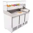TABLE RÉFRIGÉRÉE / COMPTOIR À PIZZA TN EN ACIER INOX - GASTRONORM 1/1 (53 x 32,5 cm) - FROID VENTILÉ - Mod. ESL3852GR/38 - CLASSE ÉNERGÉTIQUE A - AVEC VITRINE PORTE-INGRÉDIENTS GN 1/3 - 3 PORTES RÉFRIGÉRÉES - TEMPÉRATURE -2°/+8°C - Dimensions L 136,5 x P 