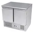 SALADETTE/TABLE RÉFRIGÉRÉE POUR SANDWICHERIE TN EN ACIER INOX AISI 304 - Mod. ESL3801GR - CLASSE ÉNERGÉTIQUE A - FROID STATIQUE - GASTRONORM 1/1 (53 x 32,5 cm) - 2 PORTES RÉFRIGÉRÉES - TEMPÉRATURE -2°/+8°C - Dim. L 90 x P 70 x h 94,3 cm - Norme CE