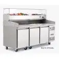TABLE RÉFRIGÉRÉE / COMPTOIR À PIZZA EN ACIER INOX - Mod. EPF3485GR/33 - CLASSE ÉNERGÉTIQUE B - AVEC VITRINE PORTE-INGRÉDIENTS GN 1/4 - POUR BACS À PÂTONS 60 x 40 cm - FROID VENTILÉ - 3 PORTES - TEMPÉRATURE -2°/+8°C - Dim. L 201 x P 80 x h 143,5 cm - Norme