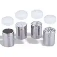 DOSEUR À ÉPICES EN ACIER INOX AVEC TISSU ET COUVERCLE EN PLASTIQUE - DIMENSIONS ø 7 x h9,6 cm