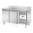 TABLE RÉFRIGÉRÉE AVEC DOSSERET EN ACIER INOX - VENTILÉ  - Mod. AK2204TN - GASTRONORM 1/1 (cm 53 x 32,5) - N. 2 PORTES - SERRURE - CAPACITÉ Lt 282 - TEMPÉRATURE -2°/+8°C - Dim. cm. L 136 x P 70 x h 95 - Norme CE