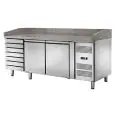 COMPTOIR RÉFRIGÉRÉ À PIZZA EN ACIER  INOX - POUR BACS À PIZZA cm 60 x 40 x 7 H - VENTILÉ - Mod. CM2612TN - N. 2 PORTES RÉFRIGÉRÉES+ 1 ARMOIRE À TIROIR NEUTRE, N. 7 TIROIRS - TEMPÉRATURE -2°/+8°C - Dim. cm. L 202,5 x P 80 x h 105 - Norme CE