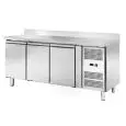 TABLE RÉFRIGÉRÉE AVEC DOSSERET EN ACIER INOX - VENTILÉE - Mod. AK3204TN - GASTRONORM 1/1 (53 X 32,5 cm) - 3 PORTES - SERRURE - CAPACITÉ 417 L - TEMPÉRATURE -2°/+8°C - DIMENSIONS cm L 179,5 x P 70 x H 95 - NORME CE